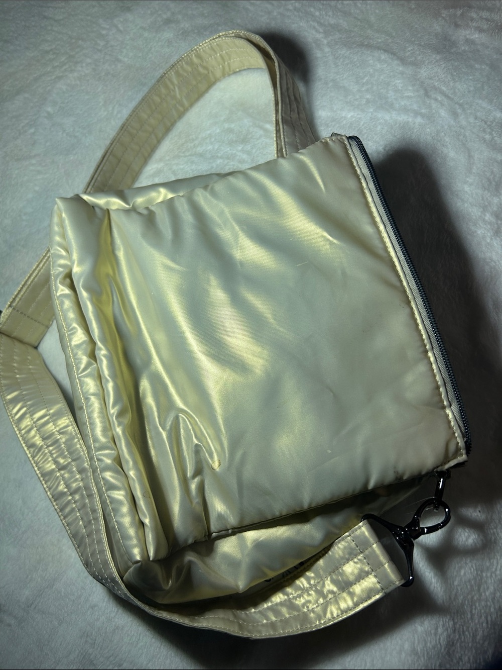 lug Metallic Gold Quilted Crossbody Bag - Picture 4 of 5